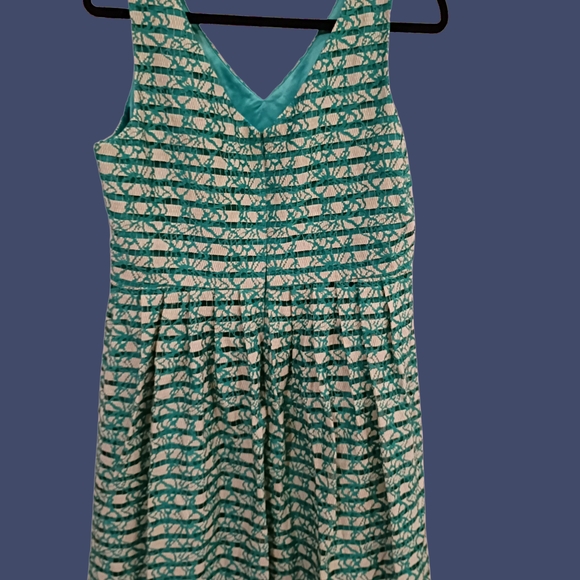 Elegant Green and White Patterned Dress - Picture 2 of 3